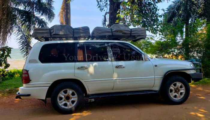 Land cruiser V8VX with a roof top tent